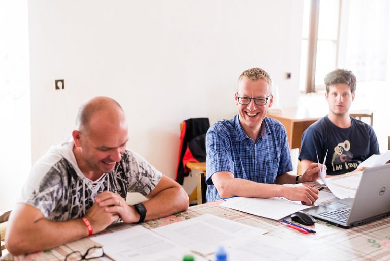 Hostina interpretace a kritiky: u stolu textu